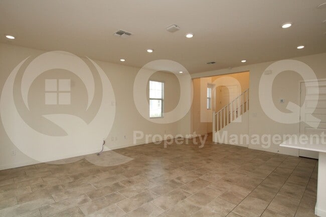 Building Photo - 943 E Danbury Dr