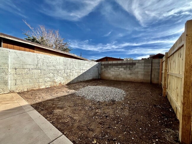 Building Photo - 422 Towner Ave NW