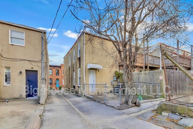 Building Photo - 226 N Madeira St