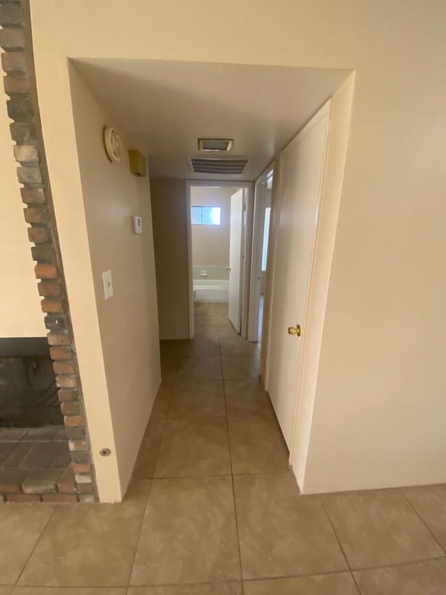 Building Photo - 913 Nimrod Ct