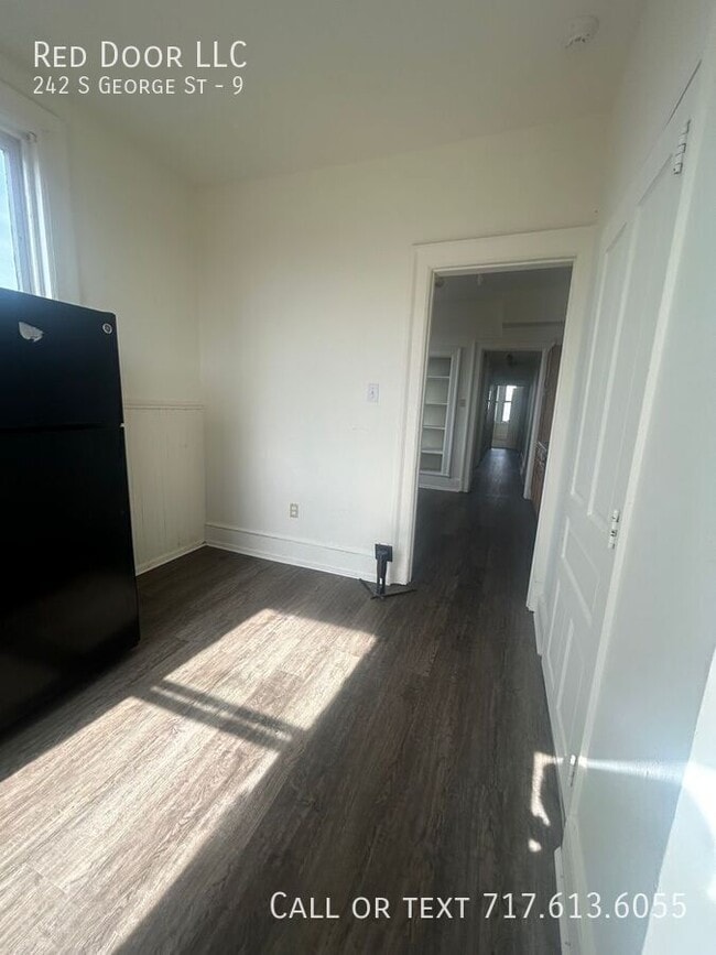 Building Photo - 242 S George St