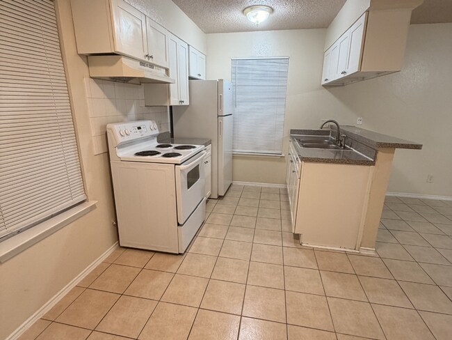 Building Photo - Bright & Inviting 2-Bedroom Duplex in a Highly Desirable Central Location