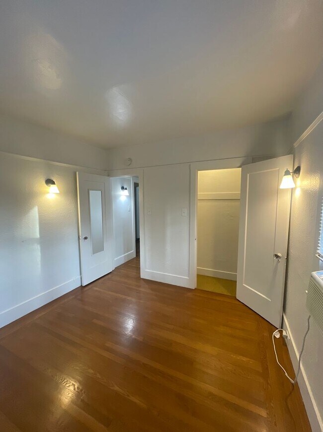 Building Photo - Charming one-bed, one-bath apartment in Mi...