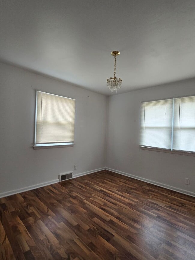 Building Photo - Eastside 4 BD w/garage