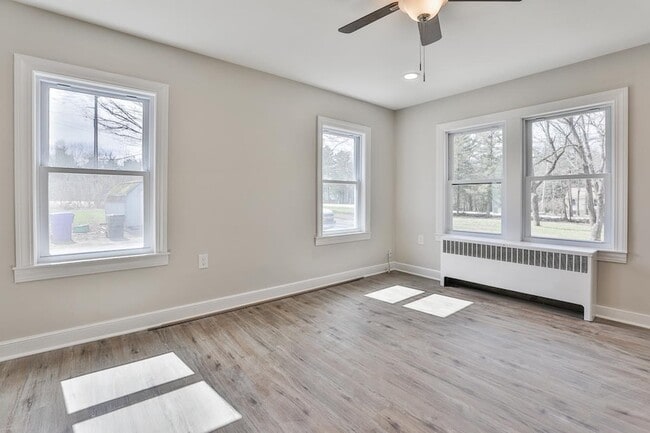 Building Photo - 139 Greeley St