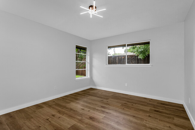 Building Photo - 3761 High Vista Dr