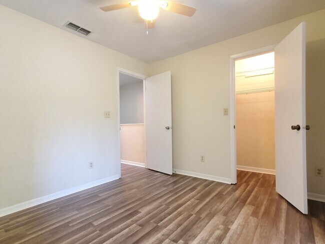 Building Photo - 2 bedroom, 1,5 bathroom townhouse in Mill Run