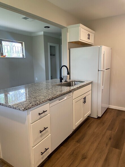 Building Photo - 56 18th Ave S