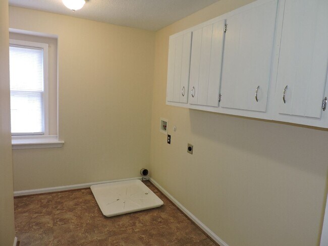 Building Photo - Email Linda@vacosold.com  or Call Office 8...