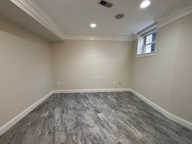 Building Photo - Executive Row Home In NW DC with Designer Finishes