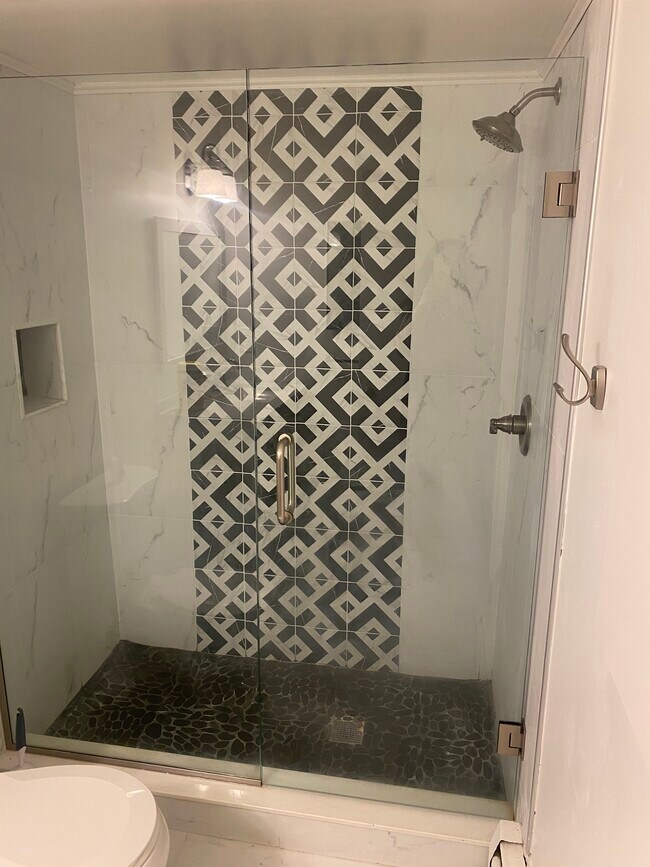 Building Photo - 719 E Walled Lake Dr