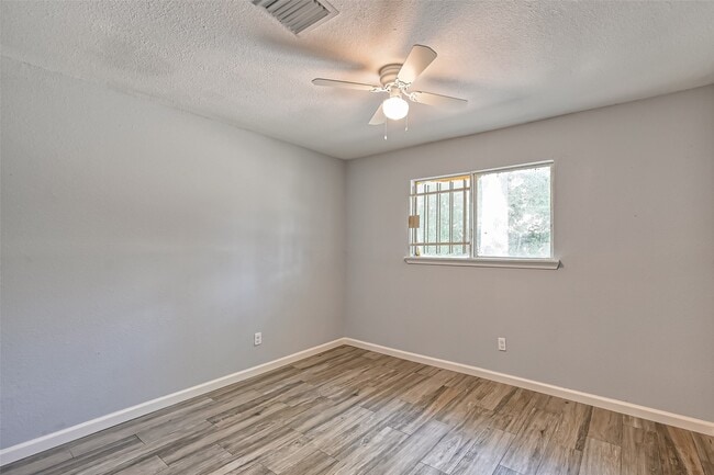 Building Photo - 8623 Valley Forest Dr
