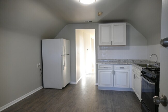 Building Photo - 2820 N Sacramento Ave