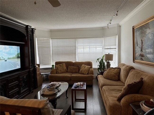 Building Photo - 2161 NE 68th St