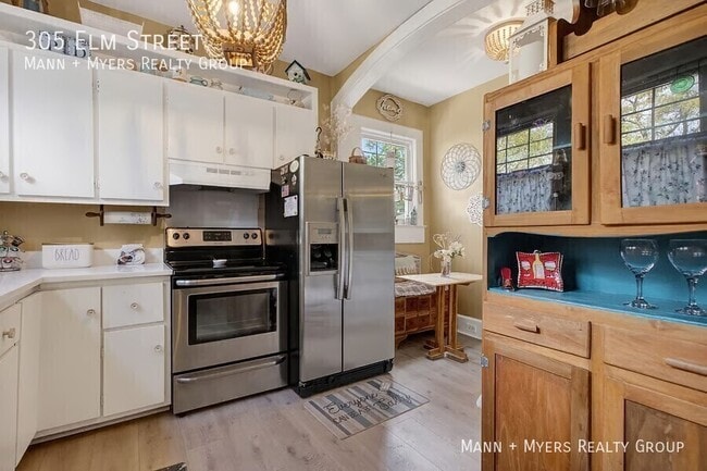 Building Photo - 305 Elm St