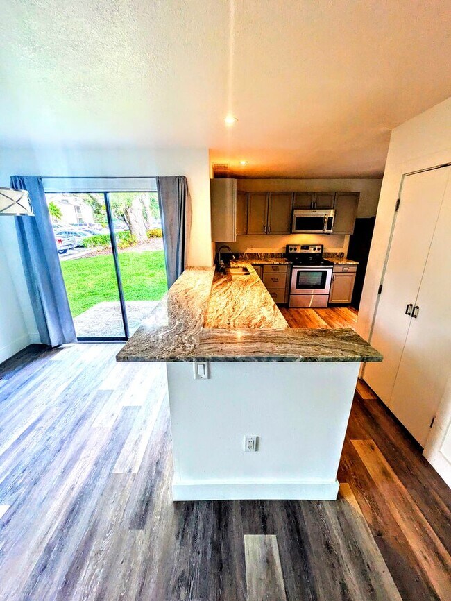 Building Photo - Annual UNfurnished renovated ground floor ...
