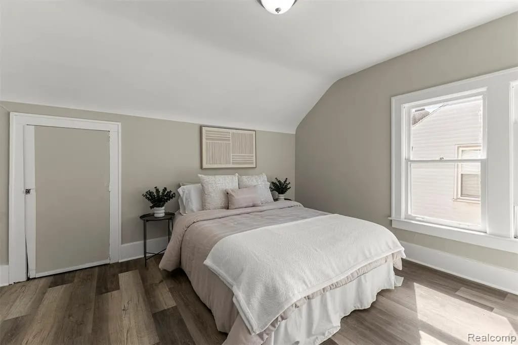 Building Photo - 3369 Pelham St