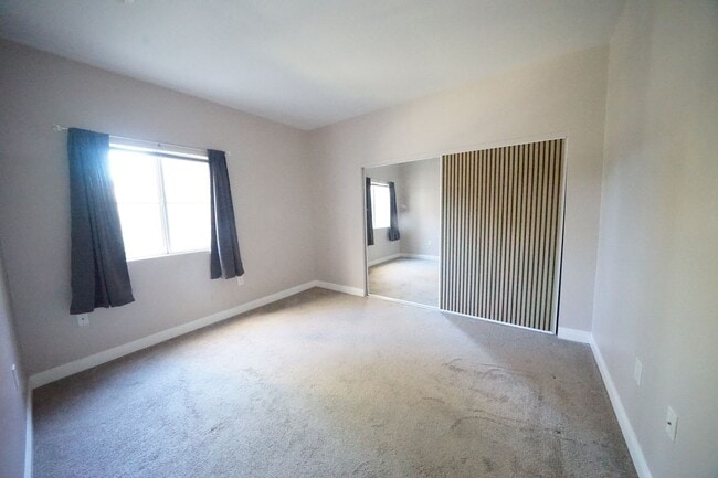 Building Photo - SHOWINGS AVAILABLE NOW