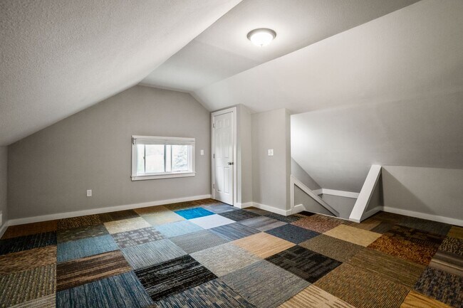 Building Photo - Rare quality UWM Flat , Walk to Campus!