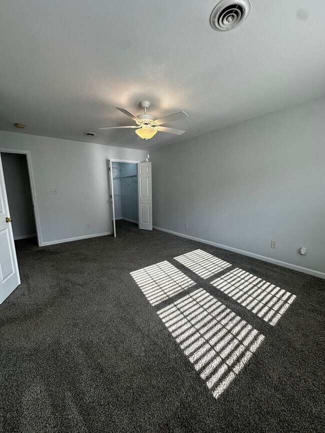 Building Photo - Knoxville 37914 - 3 bedroom, 2 bath home - Contact Regina Upshaw (865) 237-2369