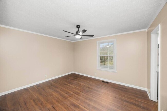 Building Photo - 703 Lucien Dr