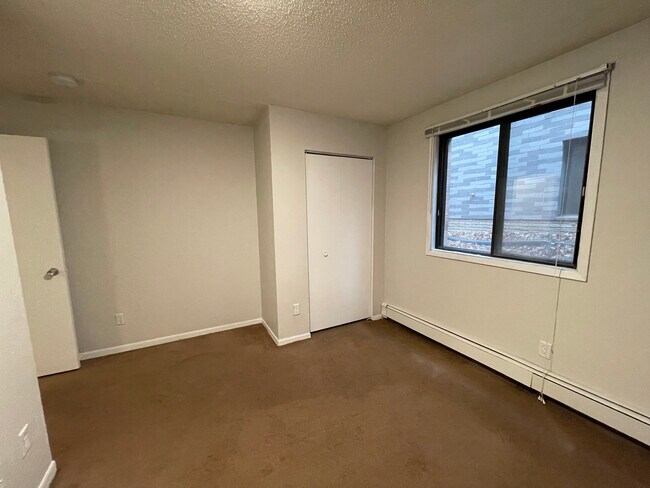 Building Photo - 504 S Van Buren St