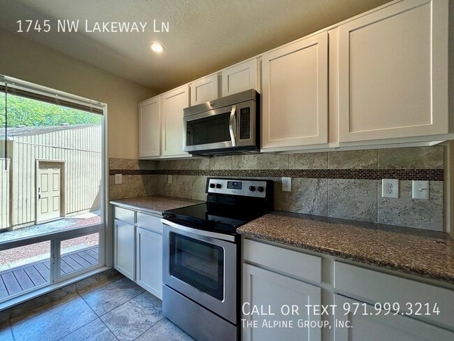 Building Photo - 1745 NW Lakeway Ln