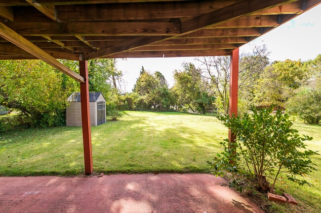 Building Photo - 5501 Auth Rd