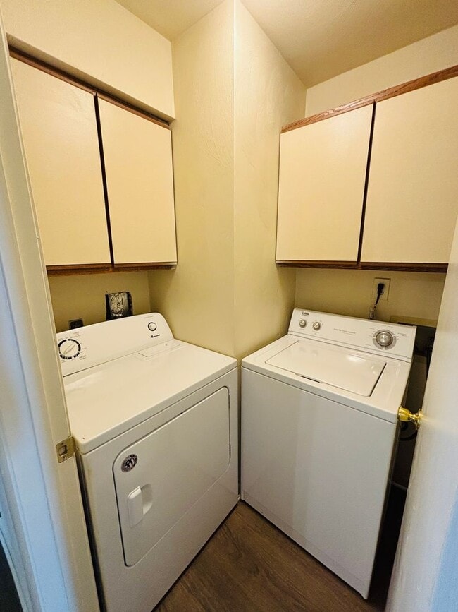 Building Photo - 824 Cascade Ct
