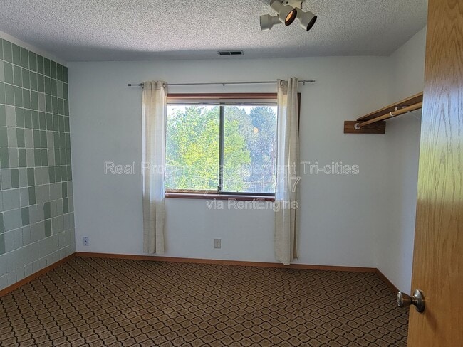 Building Photo - 600 W 26th Pl