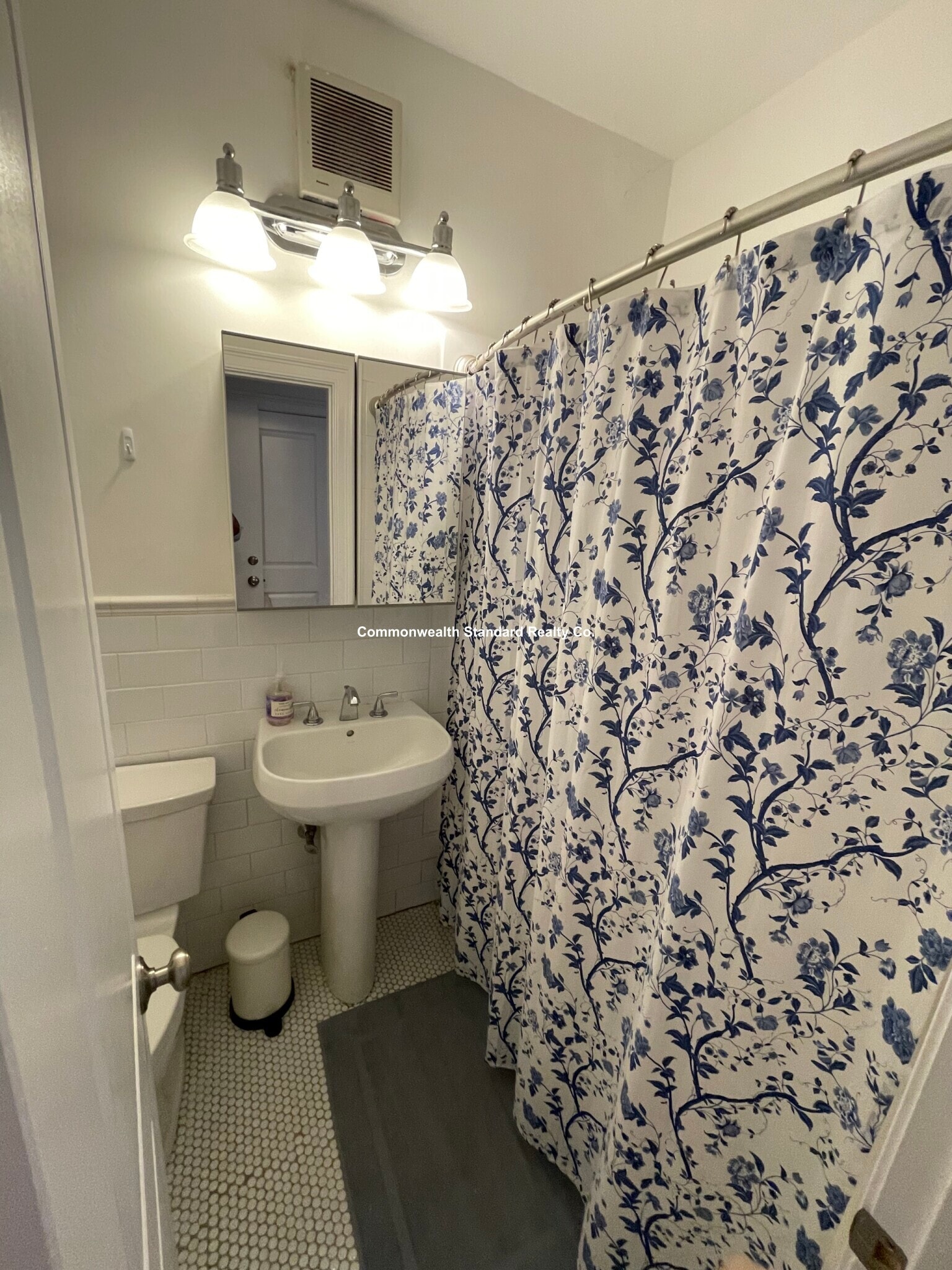 Building Photo - 922 Beacon St