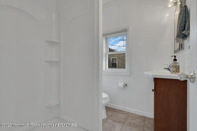 Building Photo - 1708 Lake Dr