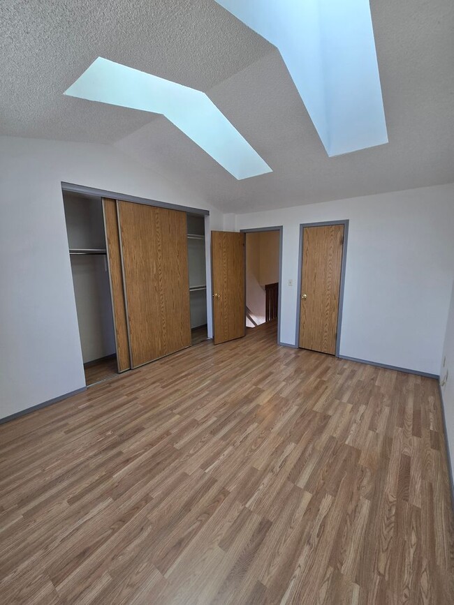 Building Photo - 2 Bedroom Townhouse with Unfinished Baseme...