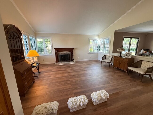 Building Photo - First time rental in a terrific East Simi Valley neighborhood.