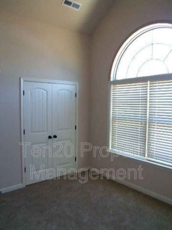 Building Photo - 1310 Ingersoll Dr