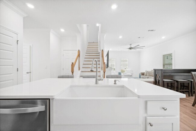 Building Photo - 627 Las Roblas Grande Dr