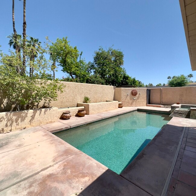 Building Photo - 40064 Silktree Ct