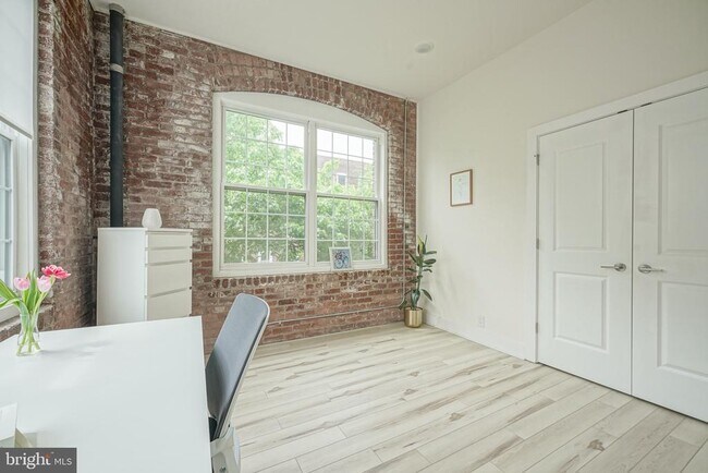 Building Photo - 1508 N Mascher St