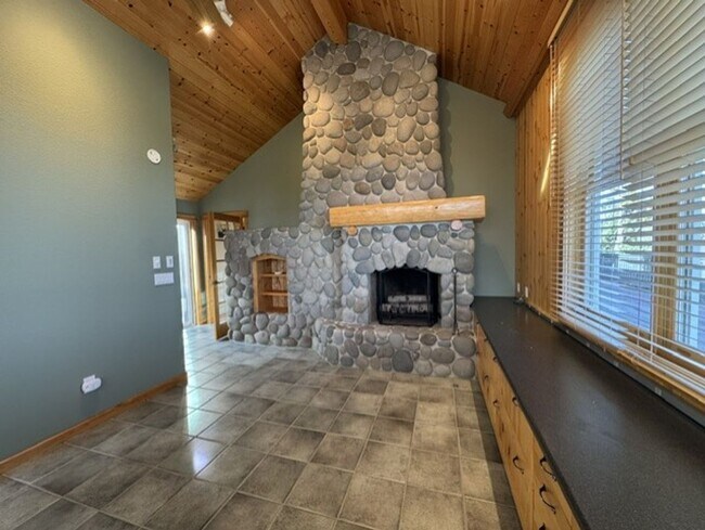 Building Photo - West Side location with amazing mountain views