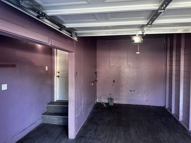 Building Photo - 2 bed 1 bath with attached garage