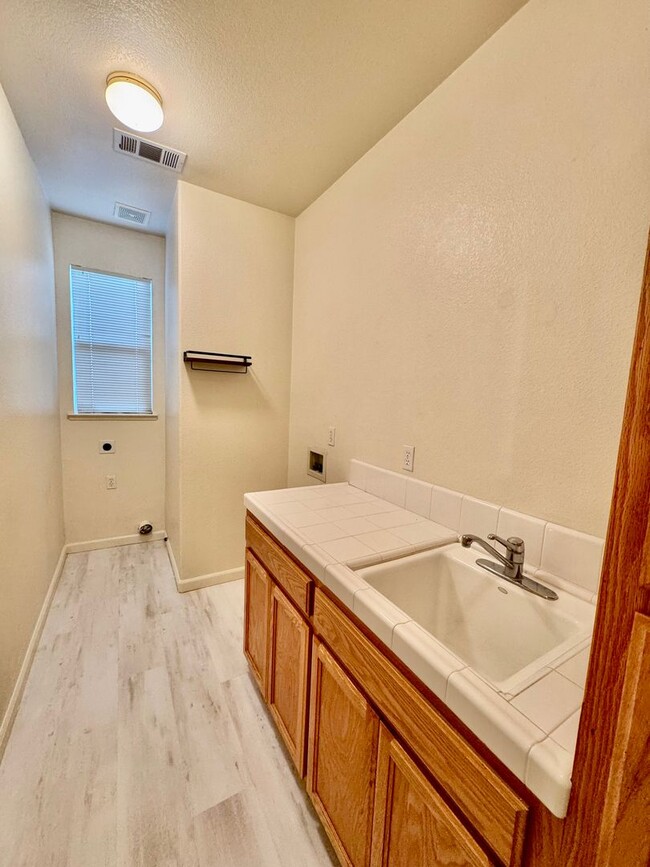 Building Photo - Huge 4 Bedroom + Den, 3 Bath Southside Hom...
