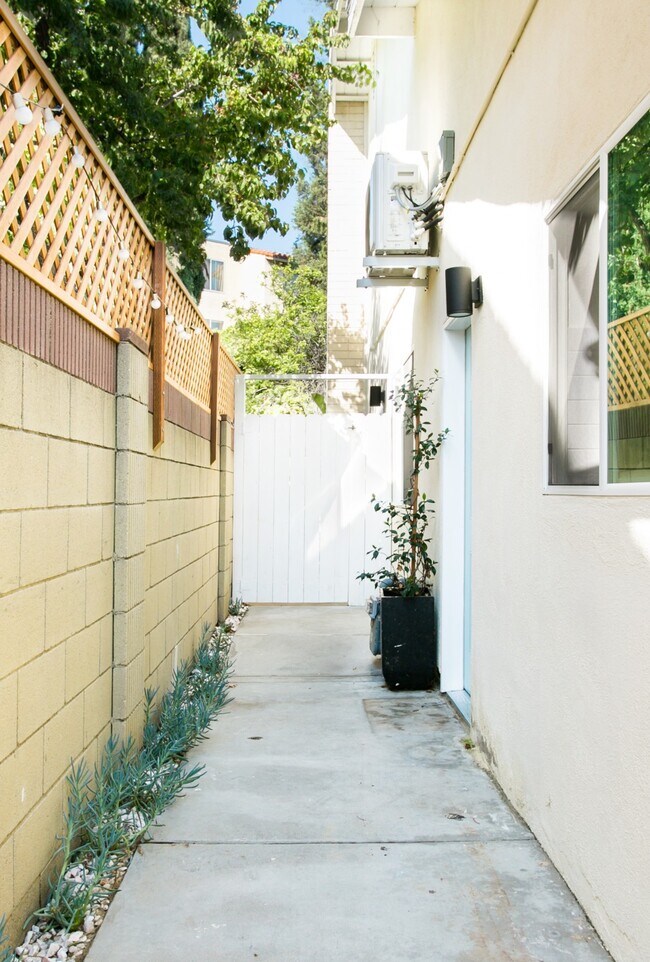 side corridor - 5534 Alcove Ave
