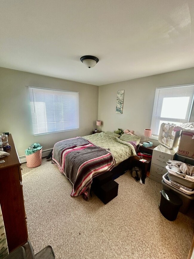 Building Photo - Available September! - 1 Bed 1 Bath Apartment