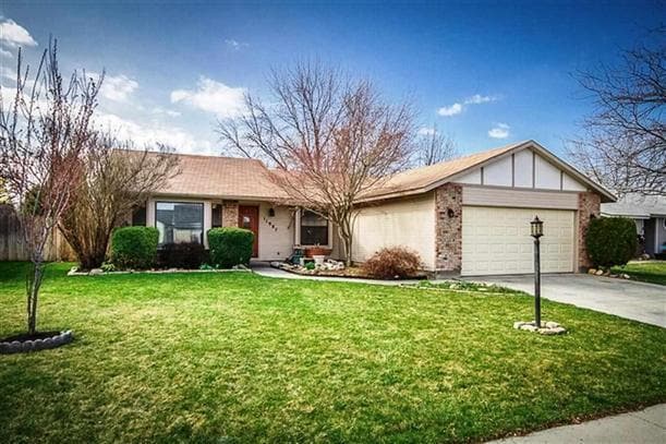 Primary Photo - Charming Single Level Home with Open Floor...