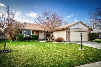 Building Photo - Charming Single Level Home with Open Floor...