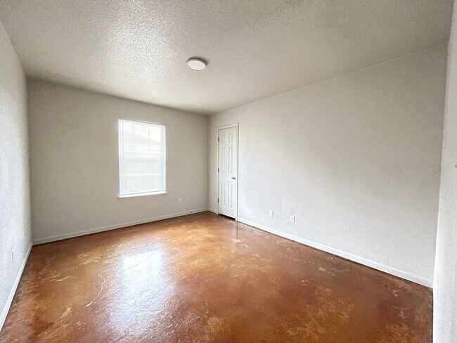 Building Photo - 2701 Vernice Loop