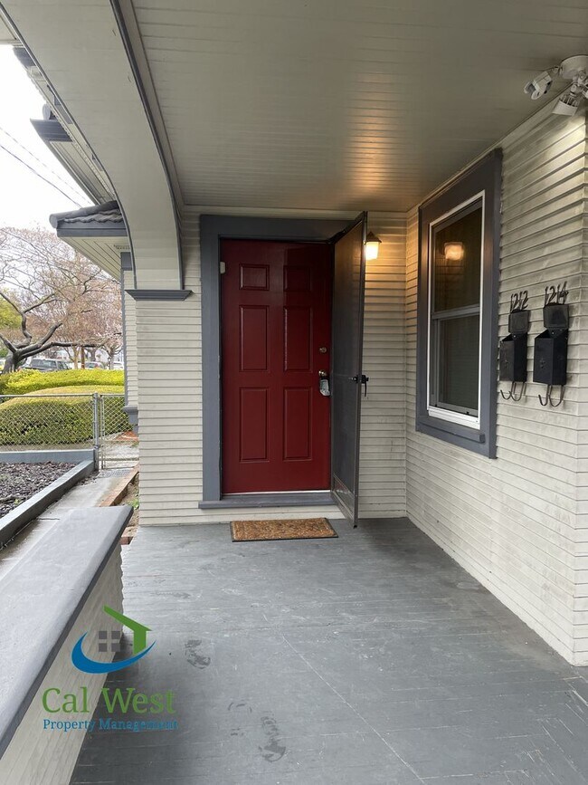 Building Photo - $2495 - 1Bed 1Bath Beautiful Duplex on a Tree Lined Street in the Rose Garden Area!