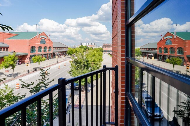 Building Photo - Fully Furnished Mid-Term 2-Level Condo | 1,549 Sq Ft | Private Parking | Shared Living