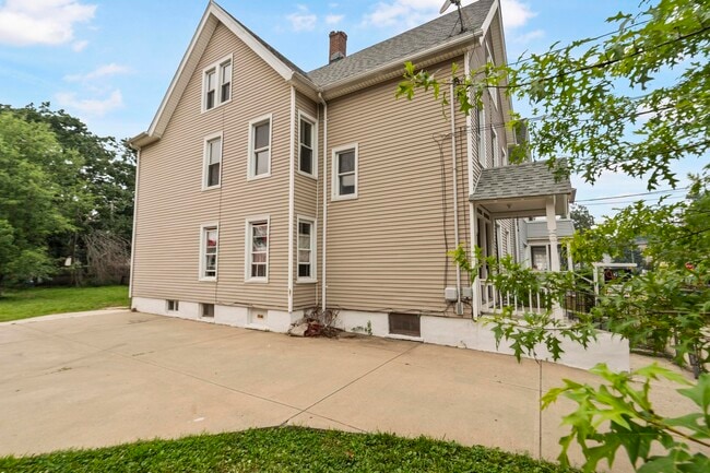 Building Photo - 354 Poplar St