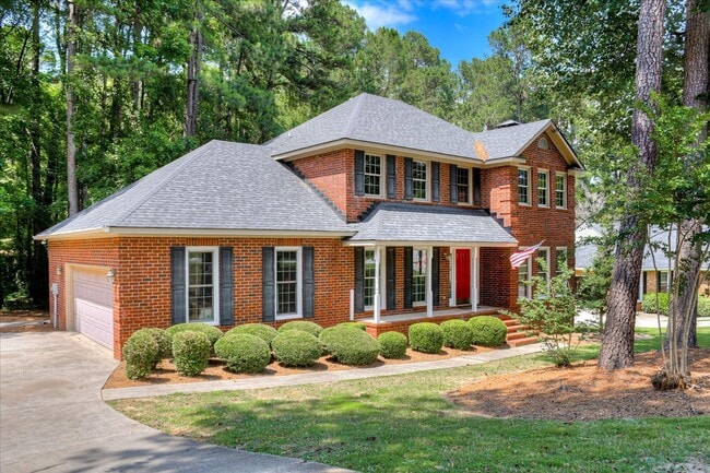Building Photo - 4 bedroom 3 full bathroom home in heart of...